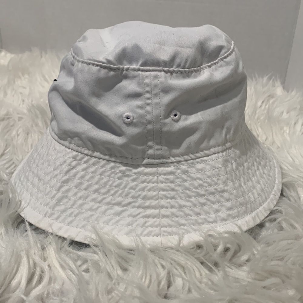 NIKE toddler bucket hat UPF40+ white embroidered logo adjustable chin strap - Picture 3 of 9